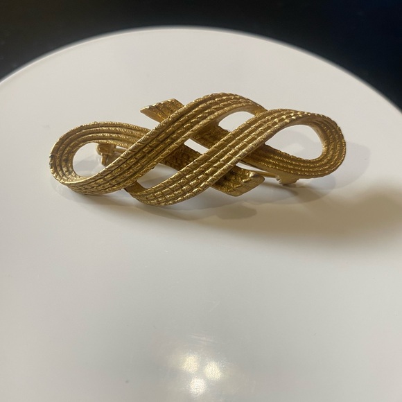 Jewelry - Vintage, ribbon-like brooch